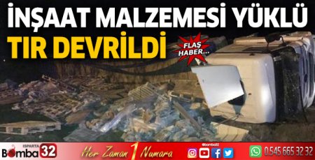İnşaat malzemesi yüklü TIR devrildi