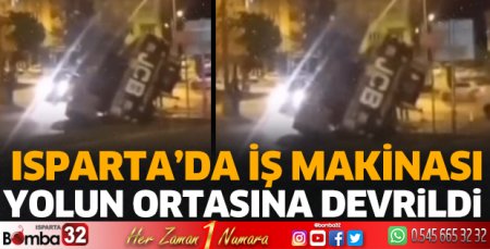 İş makinası yolun ortasına devrildi