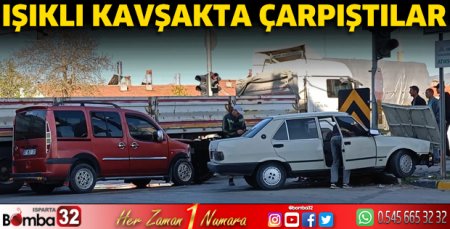 Işıklı kavşakta çarpıştılar
