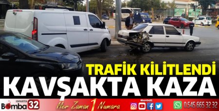 Işıklı kavşakta kaza