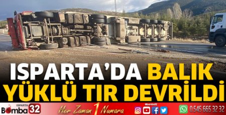 Isparta’da balık yüklü tır devrildi