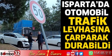 Isparta’da otomobil trafik levhasına çarparak durabildi