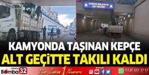 Isparta'da kamyonda taşınan kepçe alt geçitte takılı kaldı