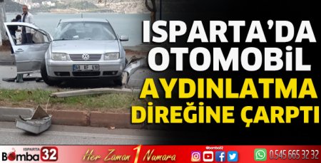 Isparta'da otomobil aydınlatma direğine çarptı