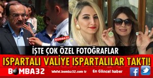 ISPARTALI VALİ  HÜSEYİN AVNİ  COŞ'A ISPARTALILAR TAKTI