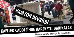 KAFELER CADDESİNDE KAMYON DEVRİLDİ