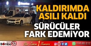 Kaldırımda asılı kaldı