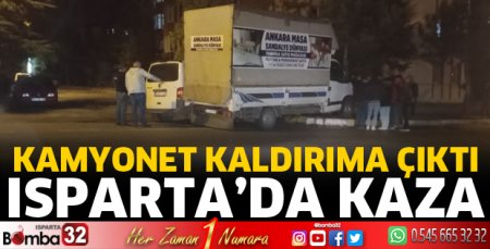 Kamyonet kaldırıma çıktı
