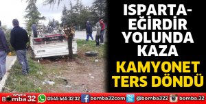 Kamyonet ters döndü