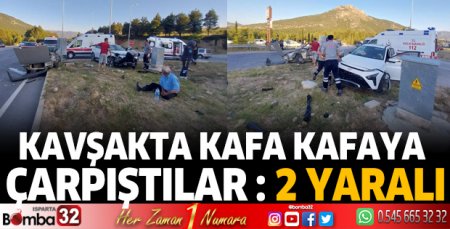 Kavşakta kafa kafaya çarpıştılar : 2 yaralı