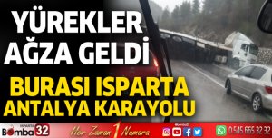 Kayganlaşan yolda TIR yan döndü