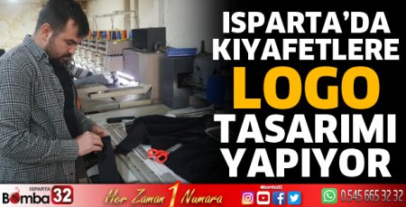 Kıyafetlere logo tasarımı yapıyor