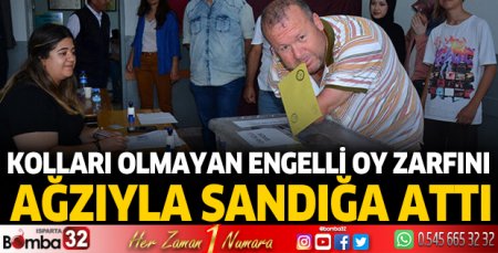 Kolları olmayan engelli, oy zarfını ağzıyla sandığa attı