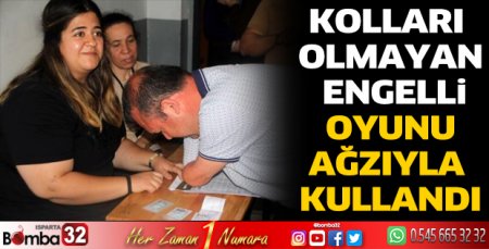 Kolları olmayan engelli oyunu ağzıyla kullandı