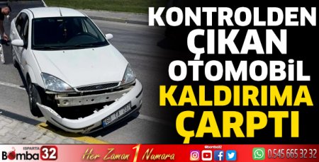 Kontrolden çıkan otomobil kaldırıma çarptı