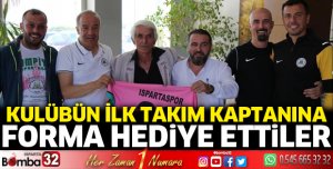 Kulübün ilk takım kaptanına forma hediye ettiler
