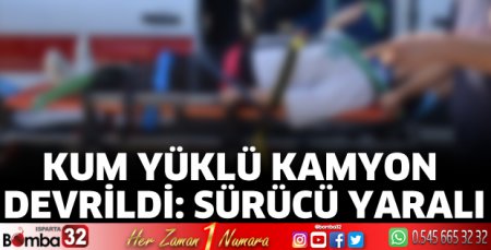 Kum yüklü kamyon devrildi