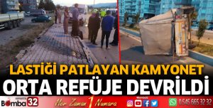 Lastiği patlayan kamyonet orta refüje devrildi