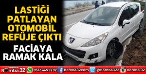 Lastiği patlayan otomobil refüje çıktı