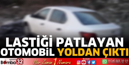 Lastiği patlayan otomobil yoldan çıktı