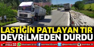 Lastiği patlayan tır devrilmeden durdu