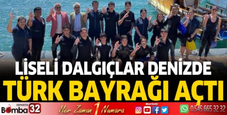 Liseli dalgıçlar denizde Türk bayrağı açtı