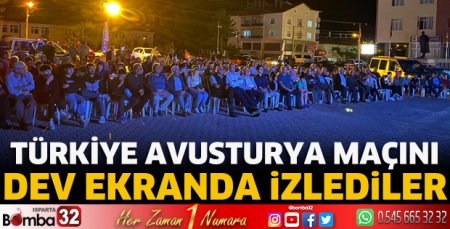 Maçı dev ekranda izlediler