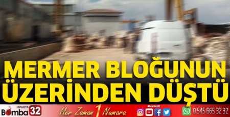 Mermer bloğunun üzerinden düştü