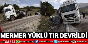 Mermer yüklü tır devrildi