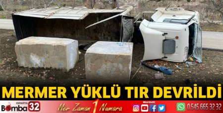 Mermer yüklü tır devrildi