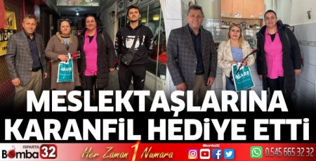 Meslektaşlarına karanfil hediye etti