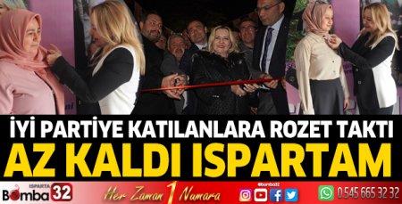 Milletvekili Cesur partiye yeni katılanlara rozet taktı