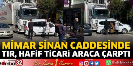 Mimar Sinan Caddesinde tır hafif ticari araca çarptı