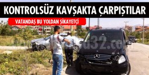 MİNİBÜS İLE OTOMOBİL KAFA KAFAYA ÇARPIŞTI