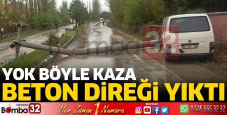 Minibüsün çarptığı beton direk devrildi