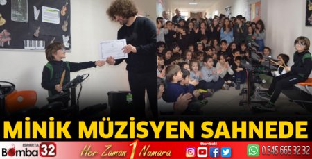 Minik müzisyen sahnede