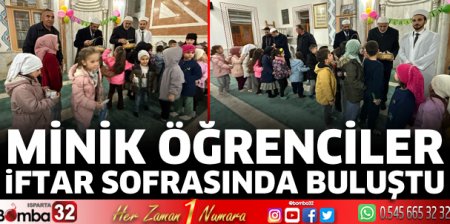 Minik öğrenciler iftar sofrasında buluştu