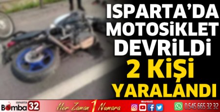 Motosiklet devrildi 2 kişi yaralandı 