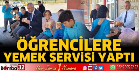 Öğrencilere yemek servisi yaptı 