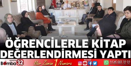 Öğrencilerle kitap değerlendirmesi yaptı