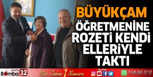 Öğretmenine rozeti kendisi taktı