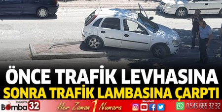 Önce trafik levhasına, sonra trafik lambasına çarptı