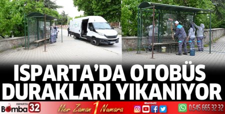 Otobüs durakları yıkanıyor