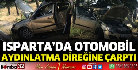 Otomobil aydınlatma direğine çarptı
