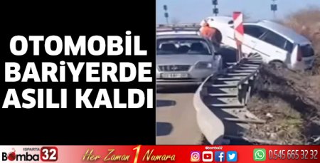 Otomobil bariyerde asılı kaldı