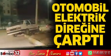 Otomobil elektrik direğine çarptı