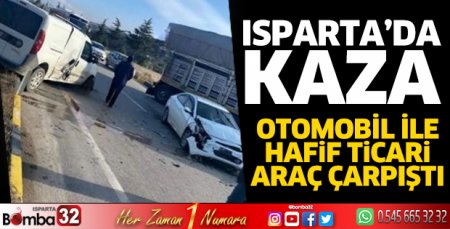Otomobil ile hafif ticari araç çarpıştı