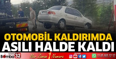 Otomobil kaldırımda asılı kaldı 