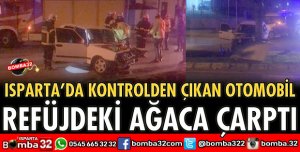 OTOMOBİL REFÜJDE BULUNAN AĞACA ÇARPTI