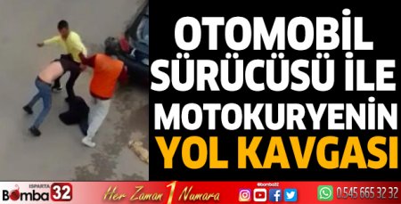 Otomobil sürücüsü ile motokuryenin yol kavgası kamerada